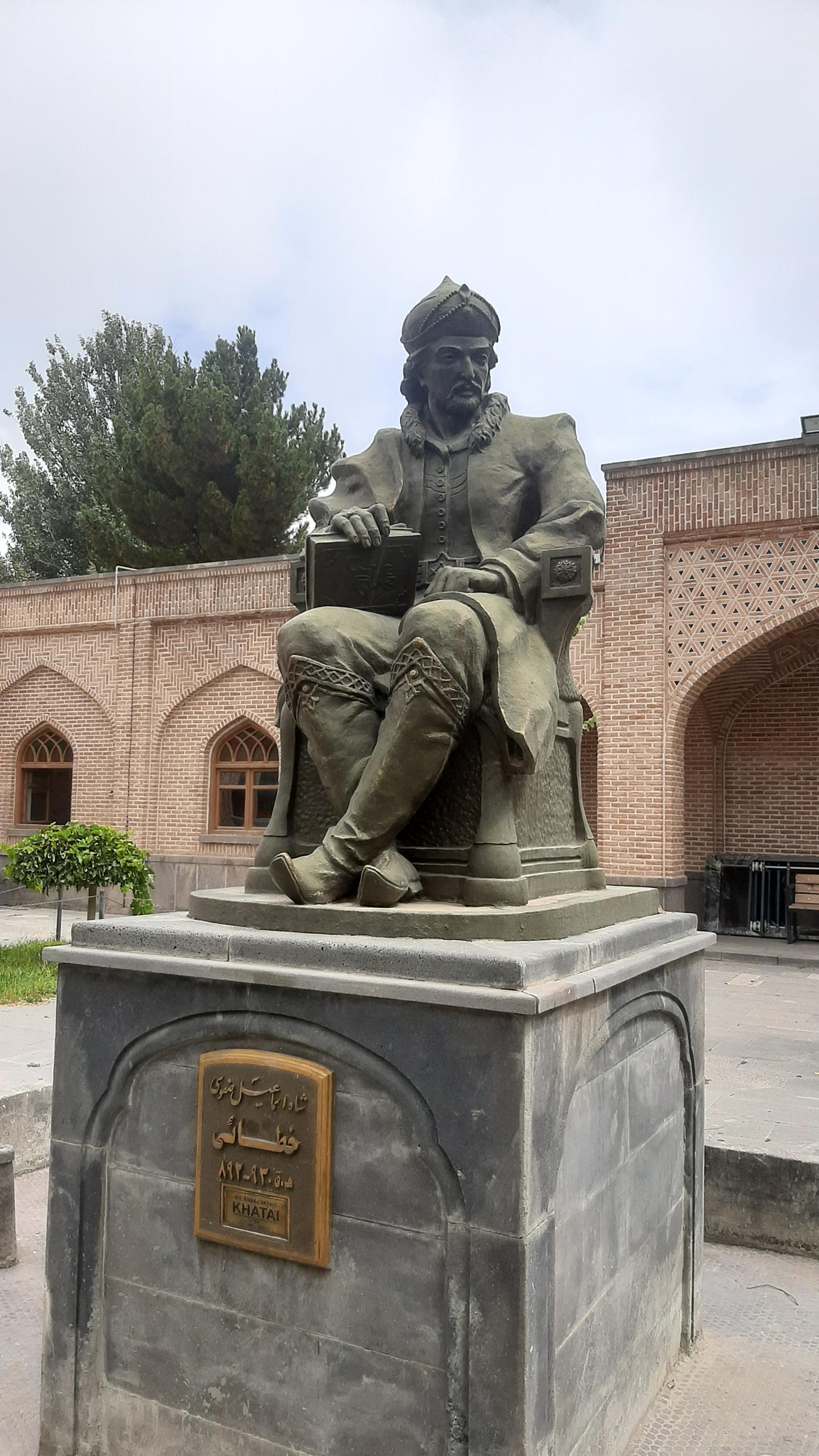 عکس مجسمه شاه اسماعیل صفوی