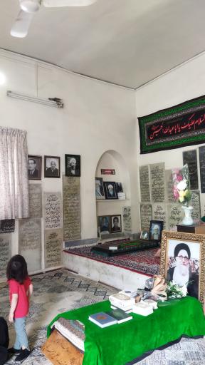 عکس مزار آیت ا... سید کاظم شریعتمداری