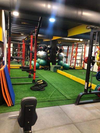 عکس باشگاه ورزشی بانوان وستا