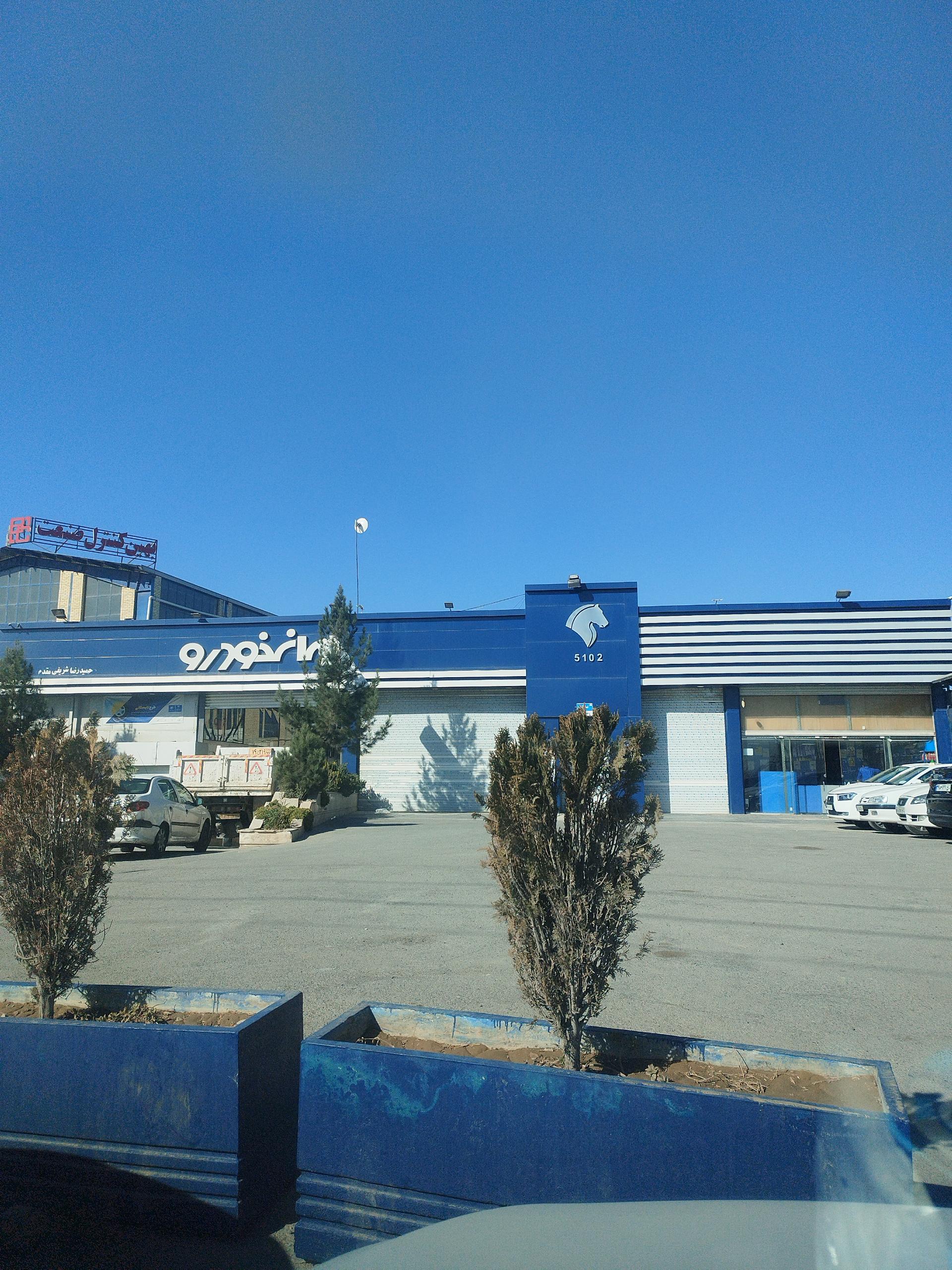 عکس نمایندگی ایران خودرو ۵۱۰۲