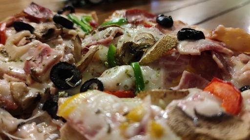 عکس پیتزا تنوری کنج